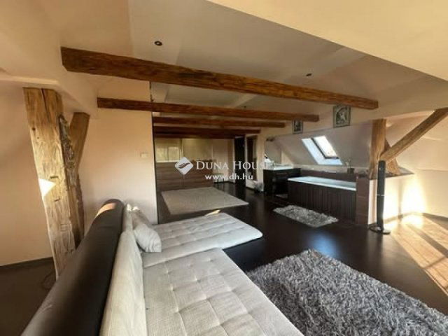 Eladó családi ház, Pécsett 250 M Ft, 4 szobás