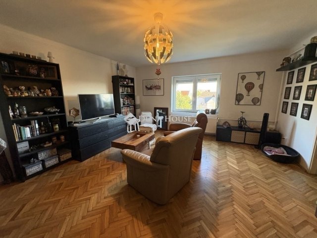 Eladó családi ház, Pécsett 97.9 M Ft, 7 szobás