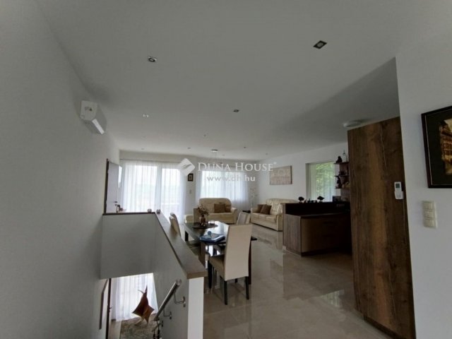 Eladó családi ház, Pomázon 199.5 M Ft, 6 szobás