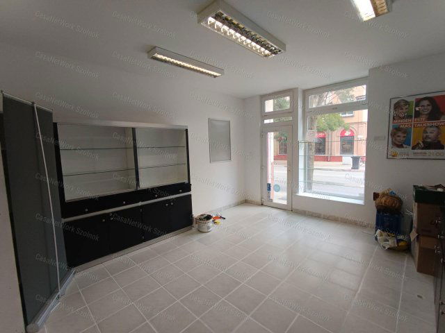 Kiadó üzlethelyiség, Szolnokon 250 E Ft / hó, 3 szobás