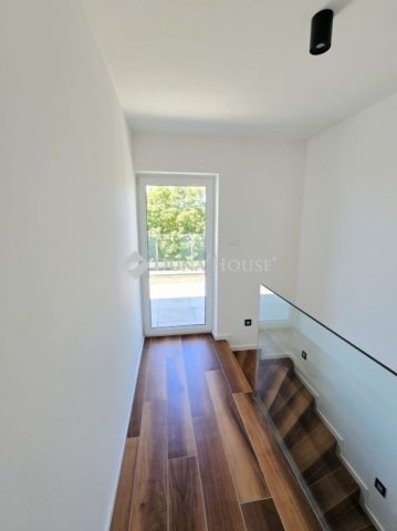 Eladó téglalakás, Pécsett 190 M Ft, 4 szobás