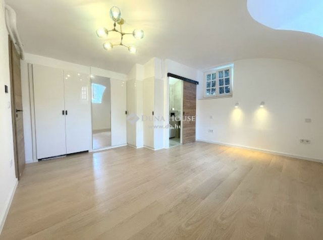 Eladó téglalakás, Pécsett 67.9 M Ft, 3 szobás