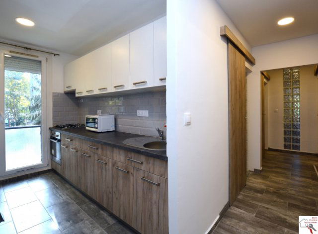 Eladó panellakás, Pécsett 63.9 M Ft, 3 szobás