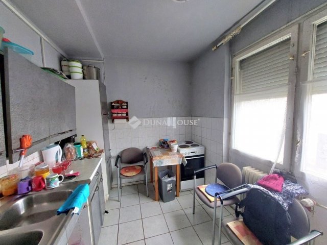 Eladó panellakás, Szekszárdon 29.9 M Ft, 2+1 szobás