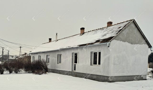 Eladó téglalakás, Komáromban 41.5 M Ft, 3+1 szobás