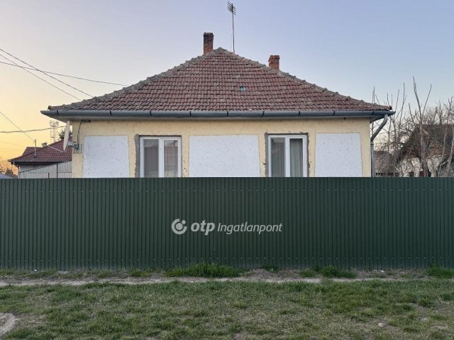 Eladó családi ház, Poroszlón 26 M Ft, 2 szobás