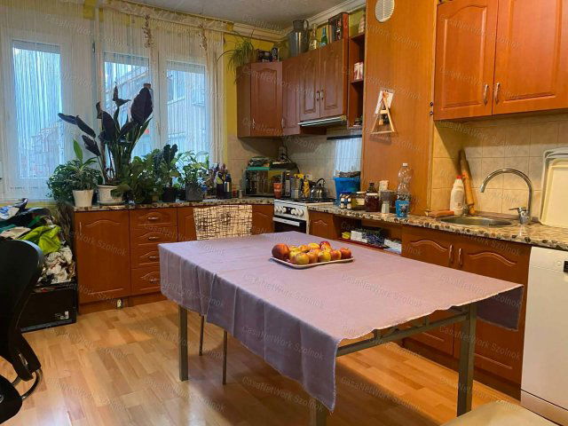 Eladó panellakás, Szolnokon 34.9 M Ft, 3 szobás