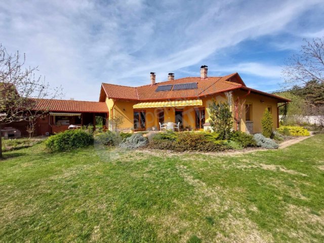 Eladó családi ház, Szadán 268 M Ft, 4 szobás