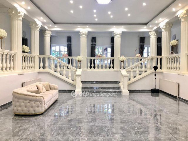 Eladó családi ház, Szegeden 239 M Ft, 11+1 szobás