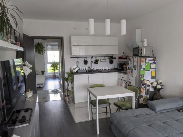 Eladó panellakás, Pécsett 45 M Ft, 3 szobás