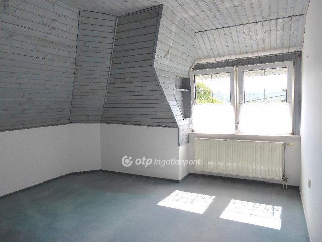 Eladó családi ház, Felsőörsön 149.999 M Ft, 8 szobás