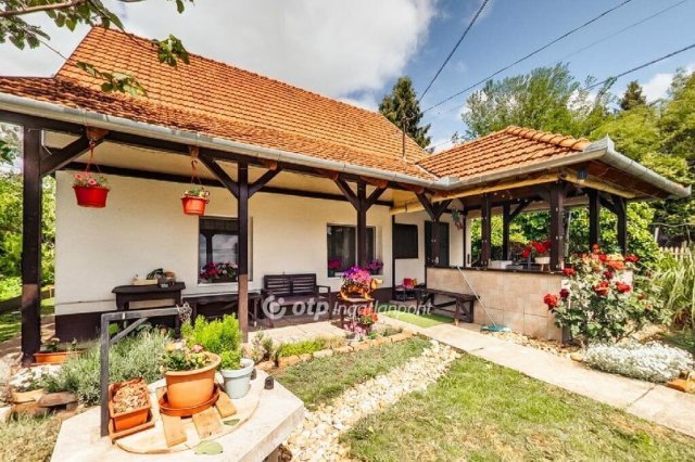 Eladó családi ház, Tárnokon 129.99 M Ft, 6 szobás