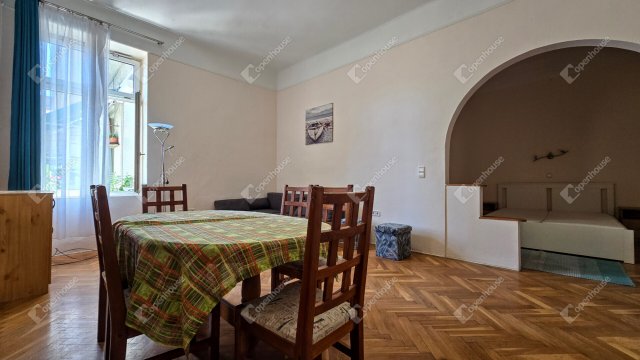 Eladó téglalakás, Budapesten, VI. kerületben 72 M Ft, 1 szobás