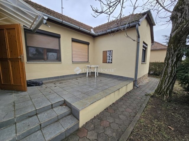 Eladó családi ház, Pécsett 76.9 M Ft, 4 szobás