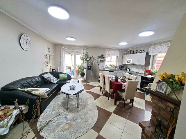 Eladó ikerház, Debrecenben 99.5 M Ft, 3 szobás