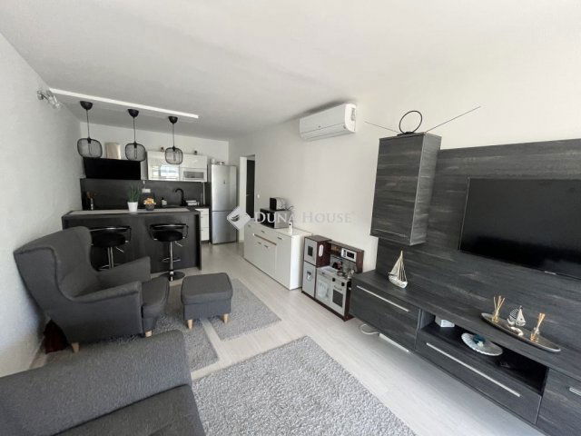 Eladó téglalakás, Siófokon 93.9 M Ft, 2 szobás