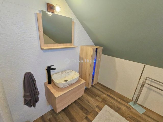 Eladó családi ház, Vecsésen 134.9 M Ft, 5 szobás