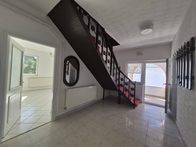 Eladó családi ház, Tiszafüreden 79.9 M Ft, 8 szobás