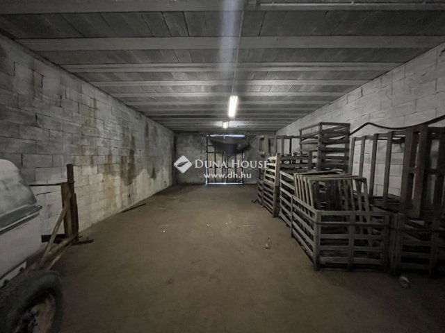 Eladó ipari ingatlan, Dánszentmiklóson 95 M Ft