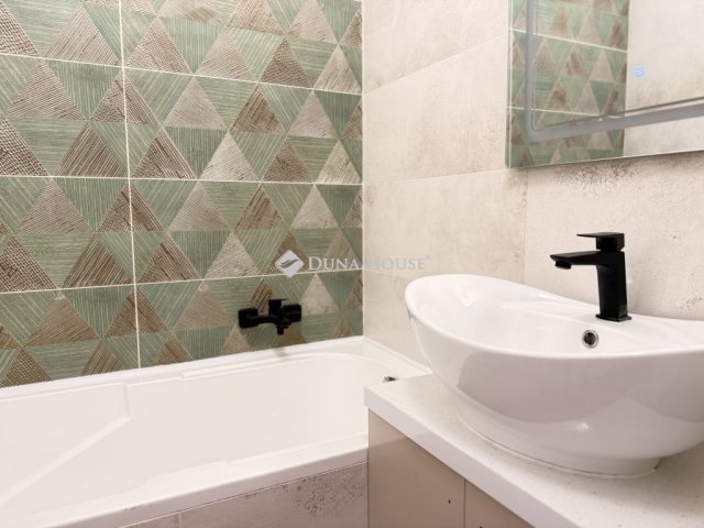 Eladó panellakás, Pécsett 64.9 M Ft, 3 szobás