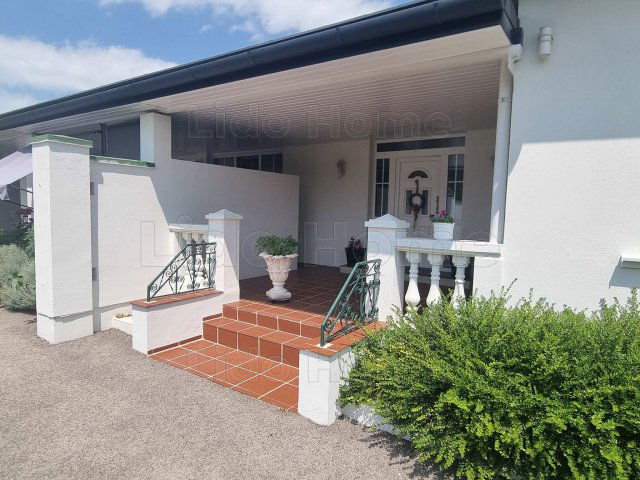 Eladó családi ház, Ságváron 0.28 M Ft, 17 szobás