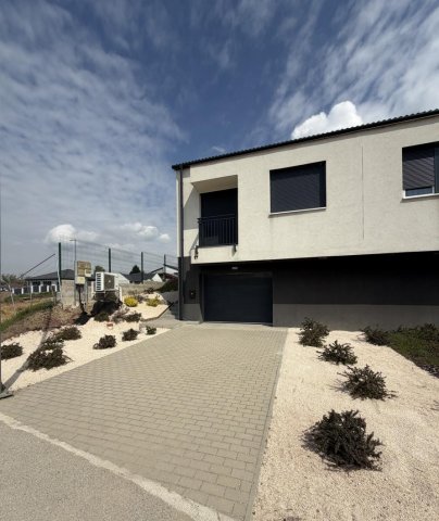 Eladó ikerház, Vértesszőlősön 126.9 M Ft, 2+2 szobás