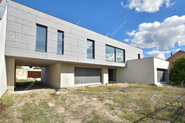 Eladó családi ház, Szegeden 319.99 M Ft, 5 szobás