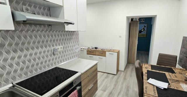 Eladó téglalakás, Pécsett 49.99 M Ft, 2 szobás