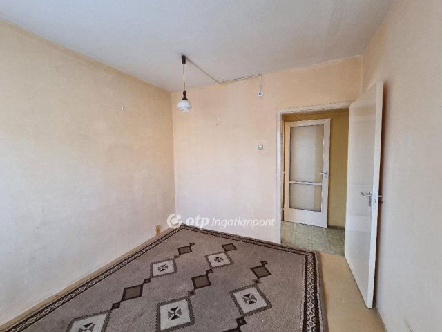 Eladó panellakás, Pápán 38.5 M Ft, 1+3 szobás