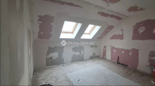 Eladó téglalakás, Bicskén 99.9 M Ft, 5 szobás