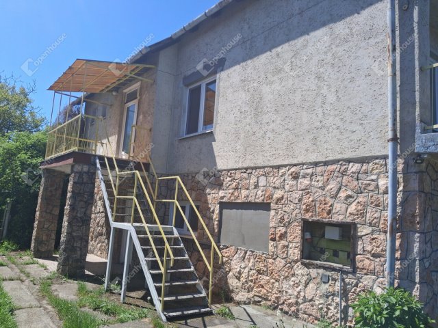 Eladó családi ház, Komáromban 100 M Ft, 8 szobás