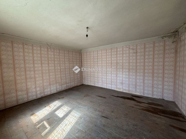 Eladó családi ház, Lábatlanon 22.9 M Ft, 2 szobás