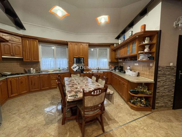 Eladó családi ház, Kecskeméten 129.8 M Ft, 5 szobás