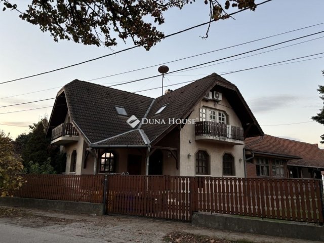 Eladó családi ház, Dunaharasztin 125 M Ft, 6 szobás