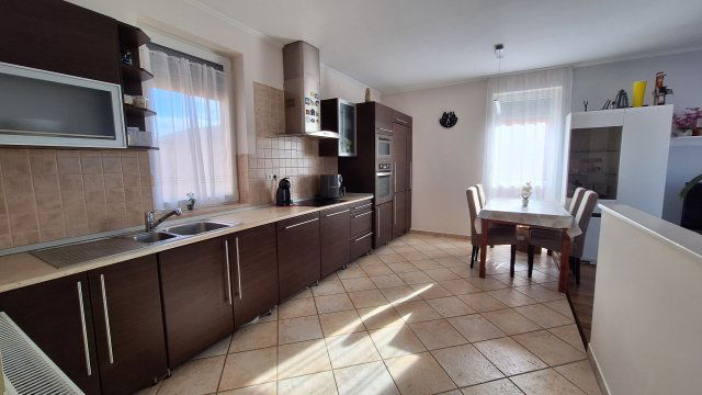 Eladó téglalakás, Győrött 68.4 M Ft, 3 szobás