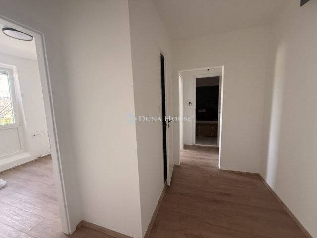 Eladó panellakás, Pécsett 54.9 M Ft, 3 szobás