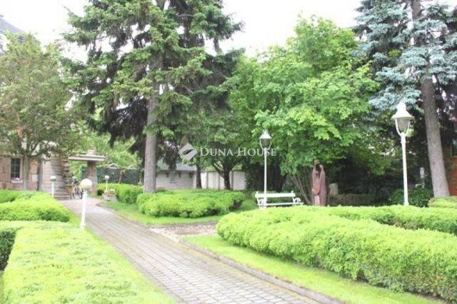 Eladó családi ház, Üllőn 303 M Ft, 12 szobás