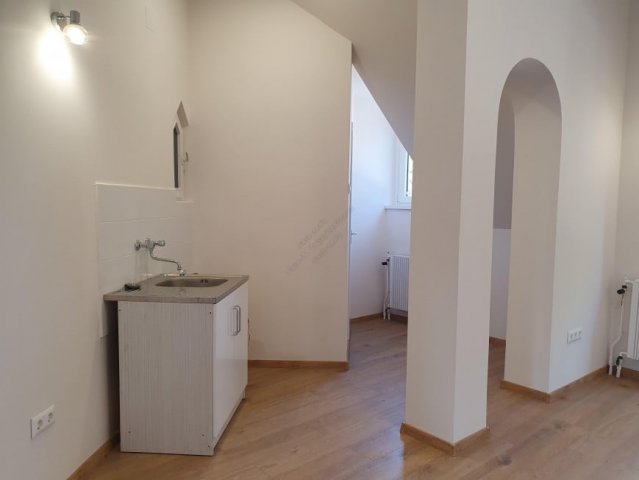Kiadó iroda, Szentesen 95 E Ft / hó, 1 szobás