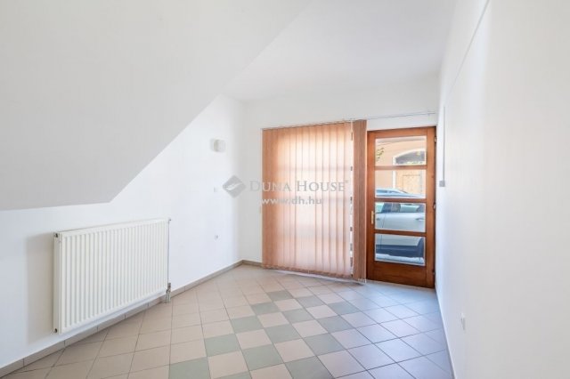 Eladó családi ház, Székesfehérvárott 149.9 M Ft, 6 szobás
