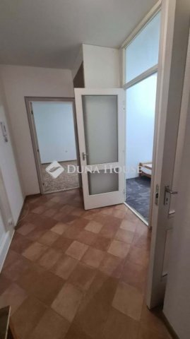 Kiadó panellakás, albérlet, Pécsett 170 E Ft / hó, 3 szobás