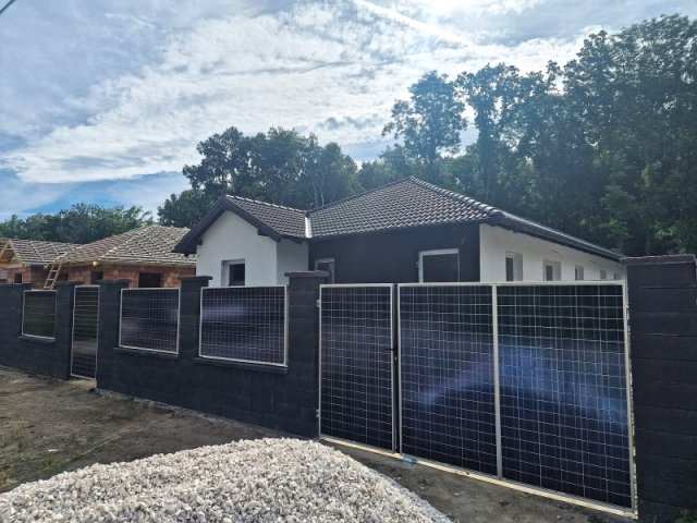 Eladó ikerház, Kiskunlacházán 65 M Ft, 4 szobás