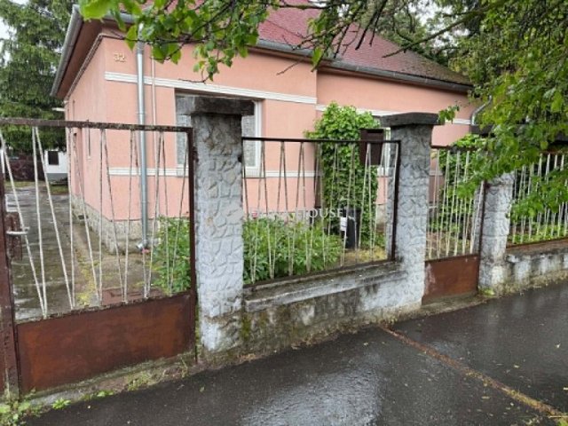Eladó családi ház, Esztergomban, Dobogókői úton 80 M Ft