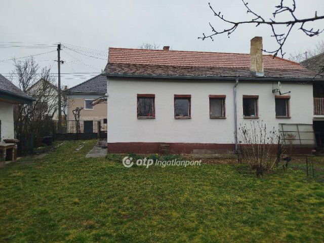 Eladó családi ház, Pécsett 42.9 M Ft, 2 szobás
