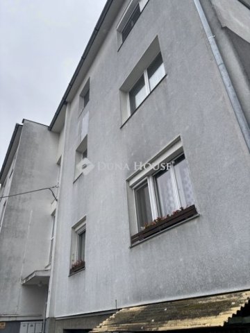 Eladó téglalakás, Veszprémben 69.8 M Ft, 3 szobás