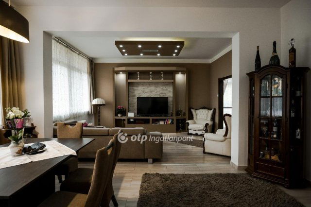 Eladó családi ház, Balatonberényben 299 M Ft, 10 szobás