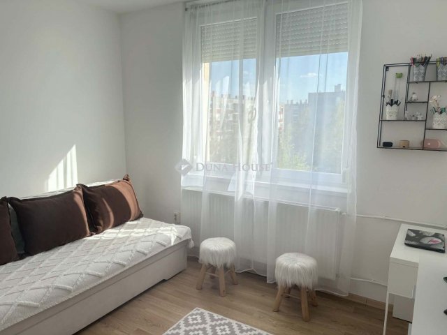 Eladó téglalakás, Komáromban 43.9 M Ft, 2 szobás