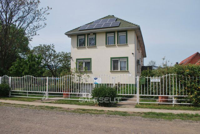 Eladó családi ház, Hajdúszoboszlón 225.5 M Ft, 9+1 szobás