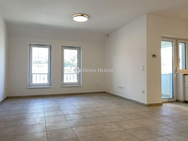 Kiadó téglalakás, albérlet, Zsámbékon, Zichy Miklós téren