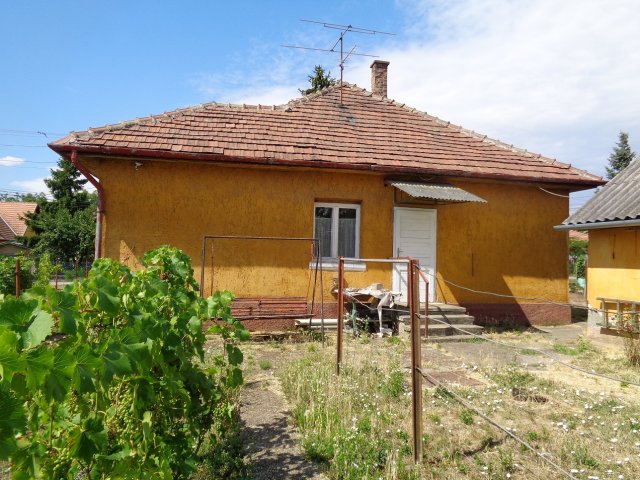 Eladó családi ház, Érden 61 M Ft, 2 szobás