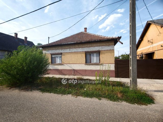 Eladó családi ház, Törökszentmiklóson 35 M Ft, 3 szobás